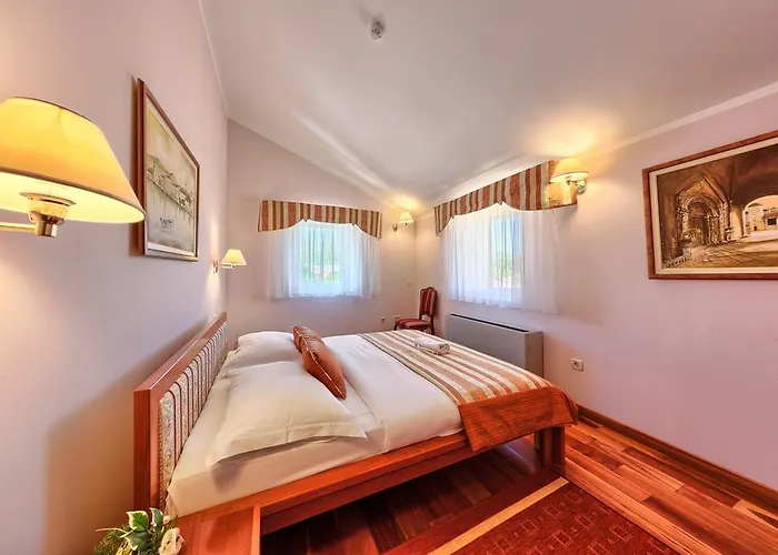 Hotel Trogir Ξενοδοχείο Τρογκίρ