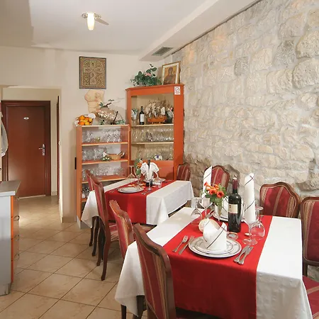 Hotel Trogir טרוגיר