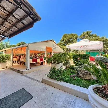 Hotel Trogir טרוגיר