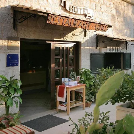 מלון Hotel Trogir 3*