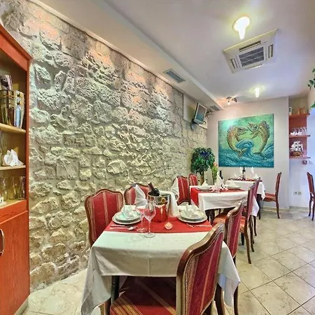 מלון Hotel Trogir טרוגיר
